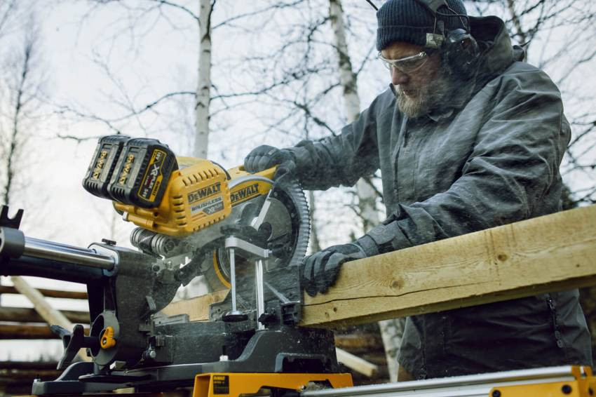 Пила торцювальна акумуляторна DeWALT DHS780N-DHS780N