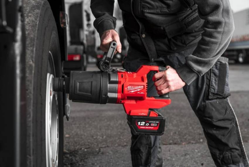 Гайкокрут акумуляторний 1" MILWAUKEE, M18 ONEFHIWF1DS-121C, 2711Нм (+зар.пристрій, 1акум.Х 12Аг,кейс-4933472072