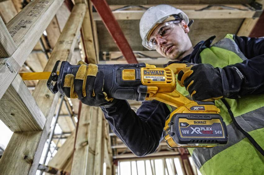 Пила шабельна акумуляторна DeWALT DCS389N-DCS389N