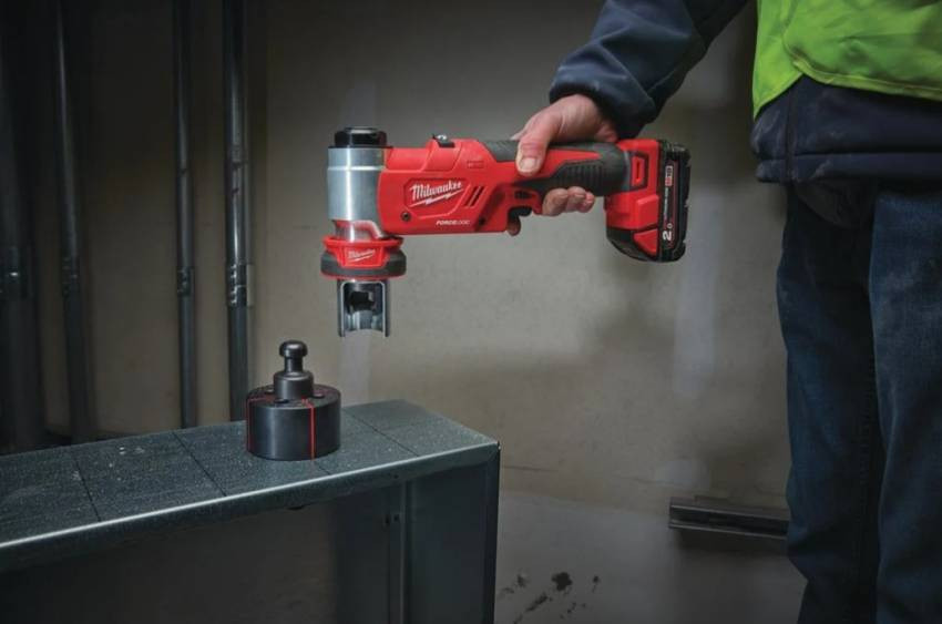 Гідравлічний пробійник для отворів FORCE LOGIC MILWAUKEE M18 HKP-201C 4933451202-4933451202