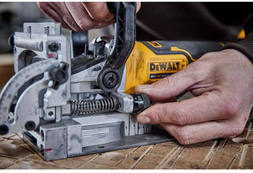 Фрезер акумуляторний безщітковий DeWALT DCW682NT-DCW682NT