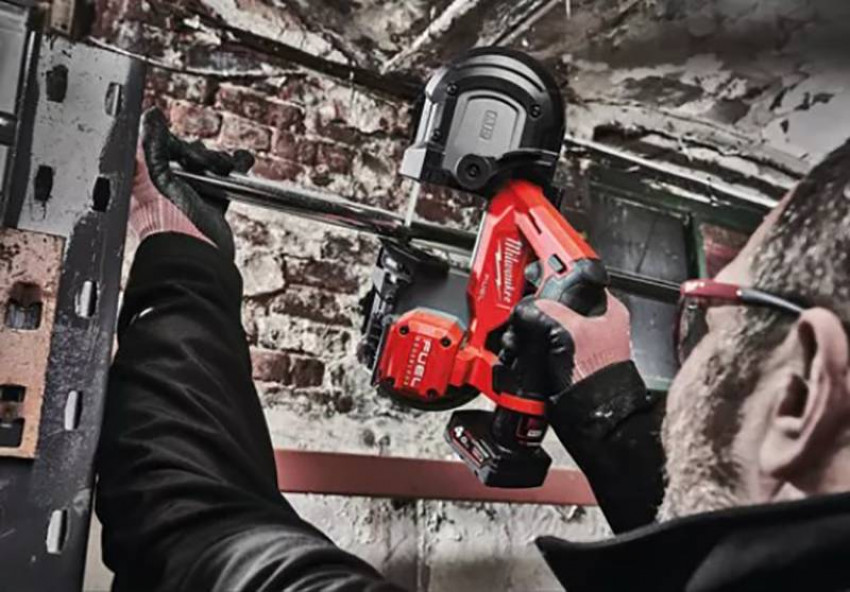 Субкомпактна стрічкова пилка MILWAUKEE M12 FUEL FBS64-0C 64мм 4933478440-4933478440