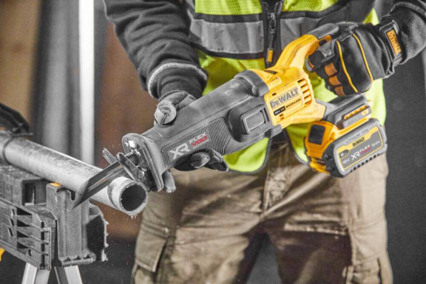 Пила шабельна акумуляторна DeWALT DCS386NT-DCS386NT