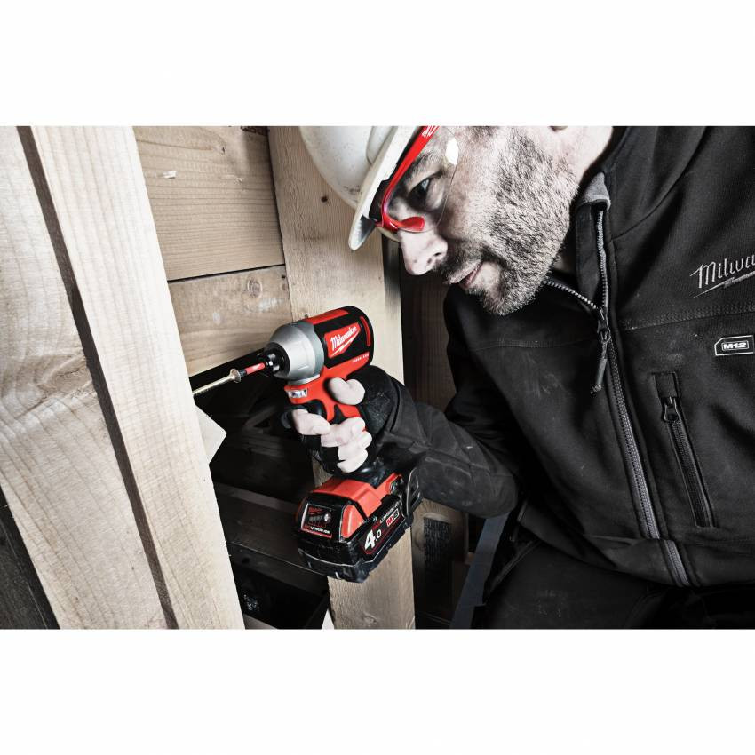 Гвинтоверт акумуляторний 1/4" HEX MILWAUKEE, M18 CBLID-402C, 180Нм, (зарядний пристрій, 2 акум.Х 4Ач, кейс)-4933464534