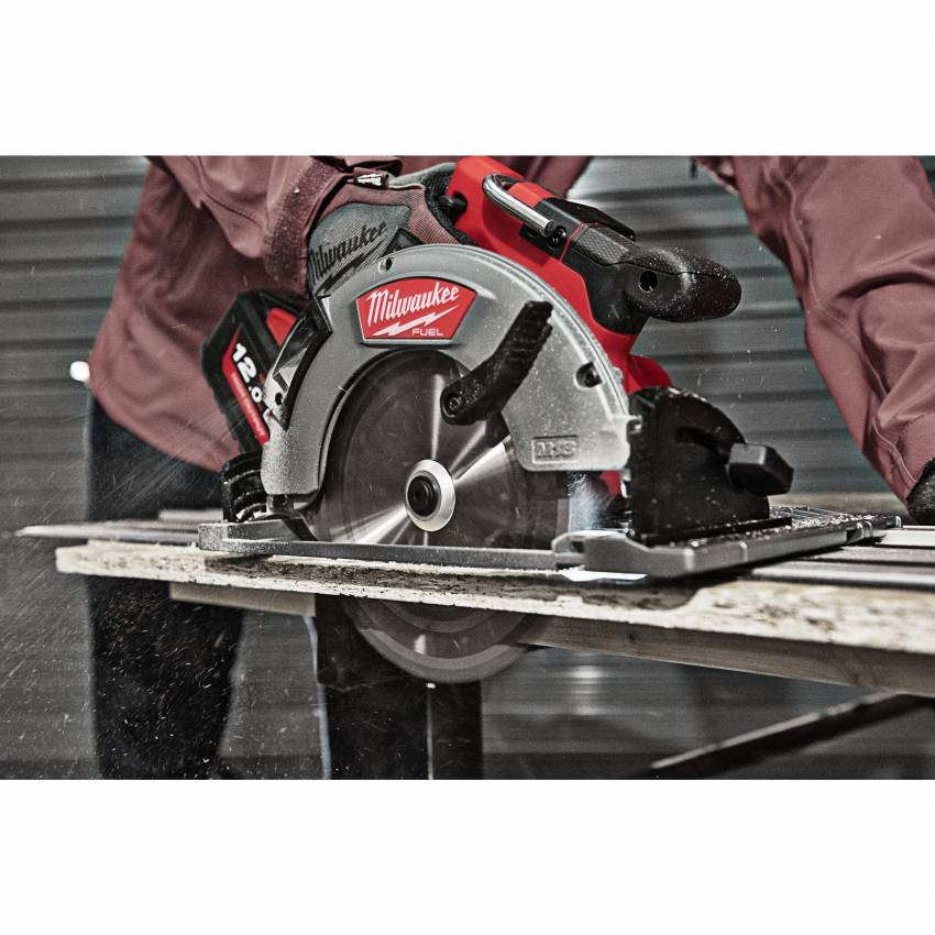 Циркулярна пила MILWAUKEE M18 FCSG66-121C FUEL 66мм по дереву та пластику 4933471195-4933471195