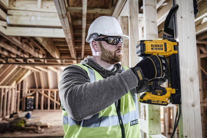 Степлер скобозабивний акумуляторний DeWALT DCN701D2-DCN701D2