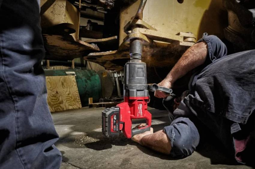 Гайкокрут акумуляторний 1" MILWAUKEE, M18 ONEFHIWF1DS-121C, 2711Нм (+зар.пристрій, 1акум.Х 12Аг,кейс-4933472072