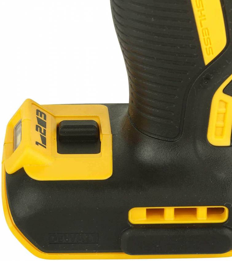 Акумуляторний гайковерт ударний DeWALT XR 18В,950 Нм,1/2, Li-Ion,2400 уд/хв,1900 об/хв, 3.3 кг, валіза TSTAK-DCF899NT