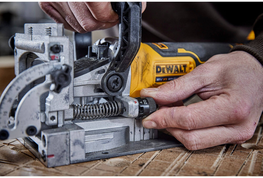 Фрезер акумуляторний безщітковий DeWALT DCW682P2-DCW682P2