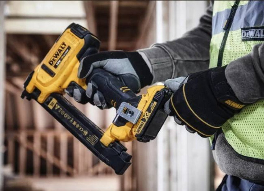 Степлер скобозабивний акумуляторний DeWALT DCN701D2-DCN701D2