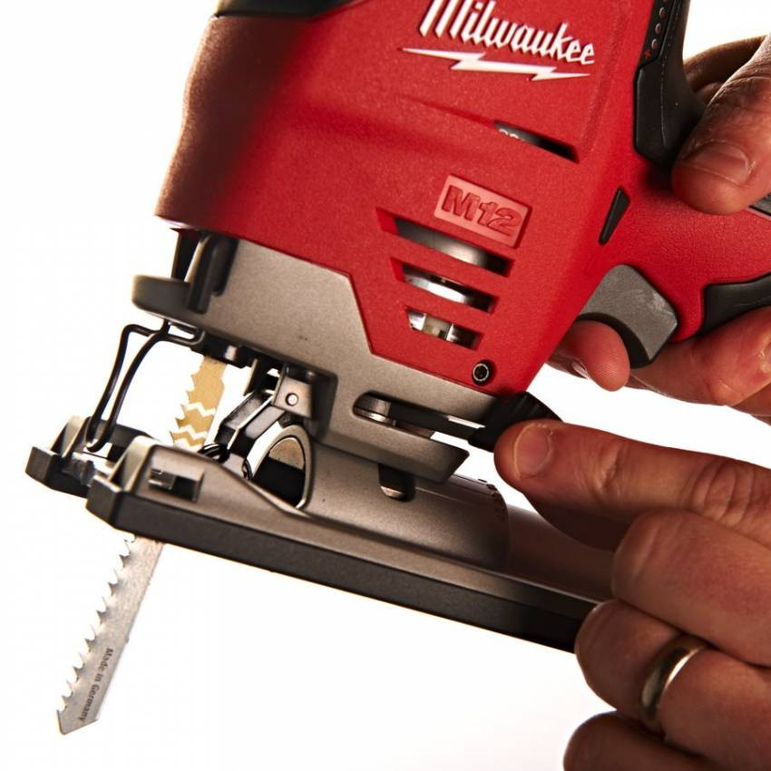 Акумуляторний лобзік MILWAUKEE M12 JS-402B (Li-Ion 4Ач) 4933441700-4933441700