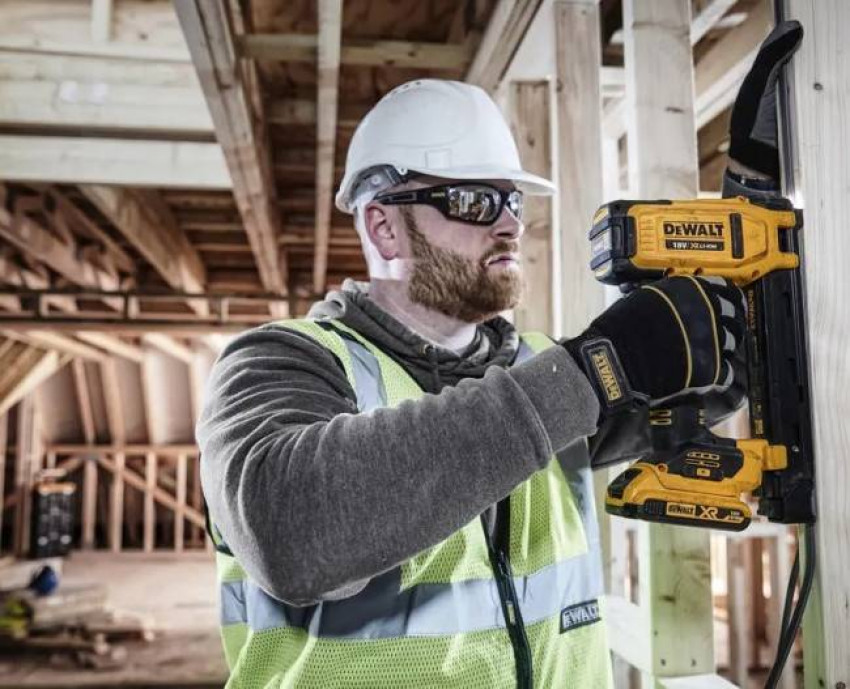 Степлер скобозабивний акумуляторний DeWALT DCN701D2-DCN701D2