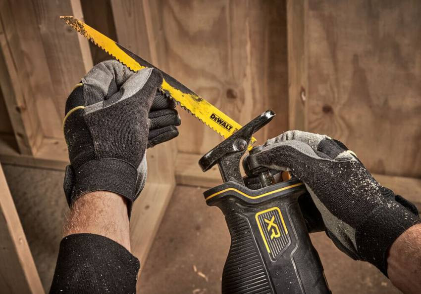 Пила шабельна акумуляторна DeWALT DCS382N-DCS382N