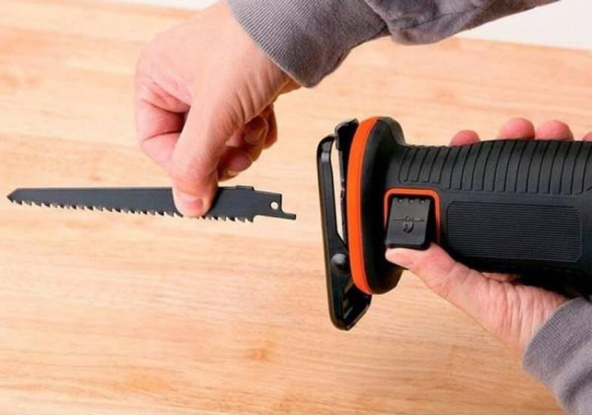 Пила собідельна акумуляторна BLACK DECKER BDCR18E1-BDCR18E1