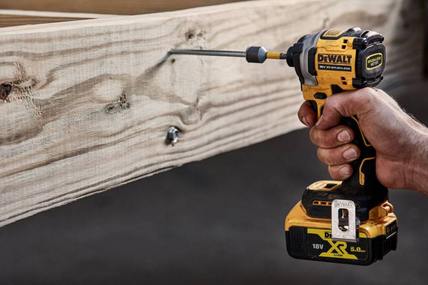 Шуруповерт акумуляторний ударний безщітковий DeWALT DCF850P2T-DCF850P2T