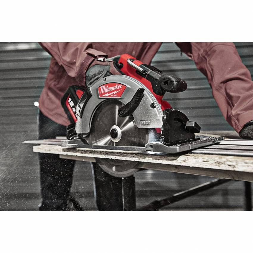 Циркулярна пила MILWAUKEE M18 FCSG66-121C FUEL 66мм по дереву та пластику 4933471195-4933471195