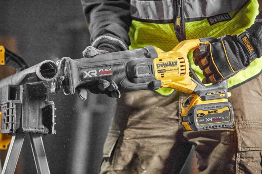 Пила шабельна акумуляторна DeWALT DCS386NT-DCS386NT