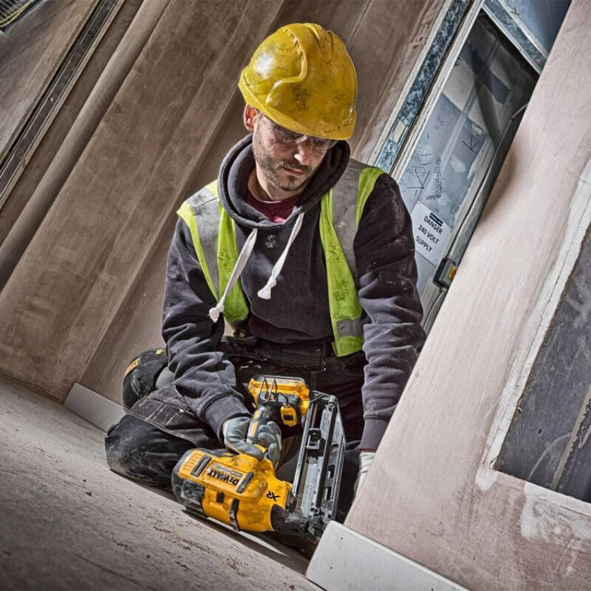 Пістолет гвоздезабивний акумуляторний безщітковий DeWALT DCN660D2-DCN660D2