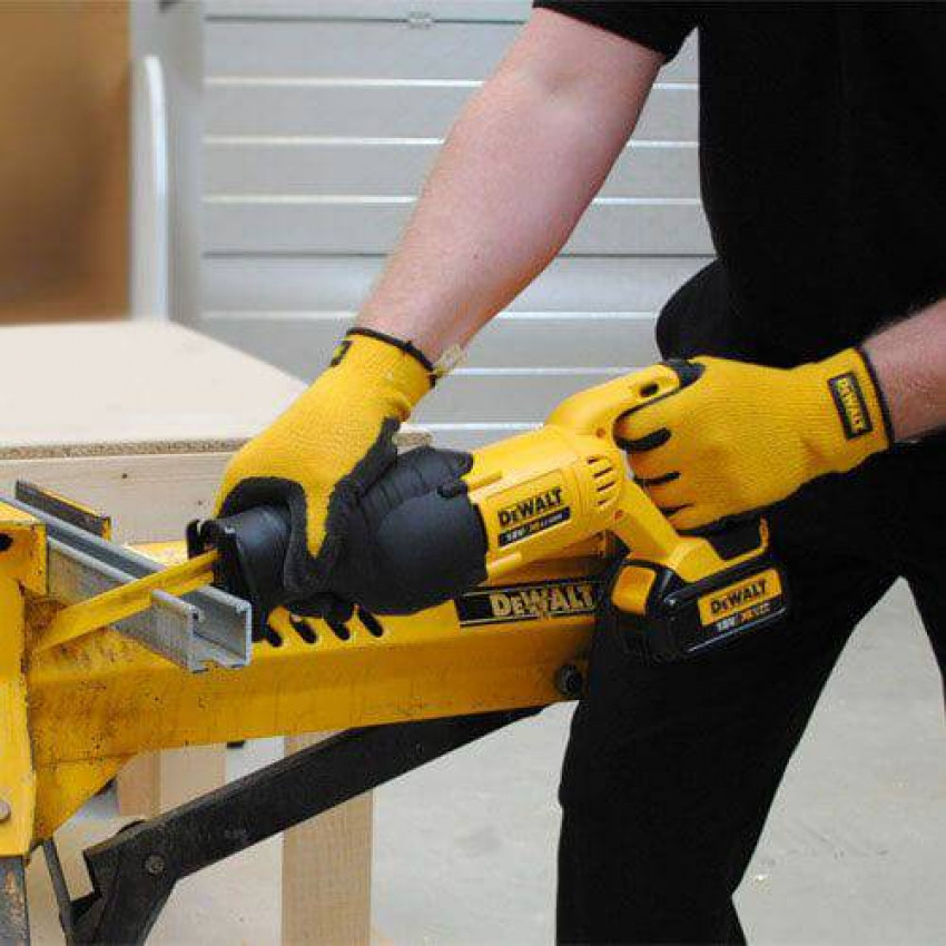 Пила шабельна акумуляторна DeWALT DCS380N-DCS380N