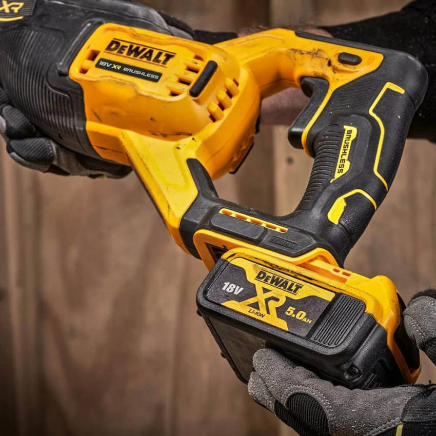 Пила шабельна акумуляторна DeWALT DCS382N-DCS382N