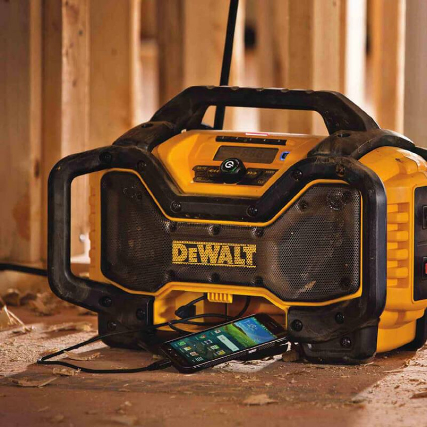 Зарядний пристрій-радіоприймач DeWALT DCR027-DCR027