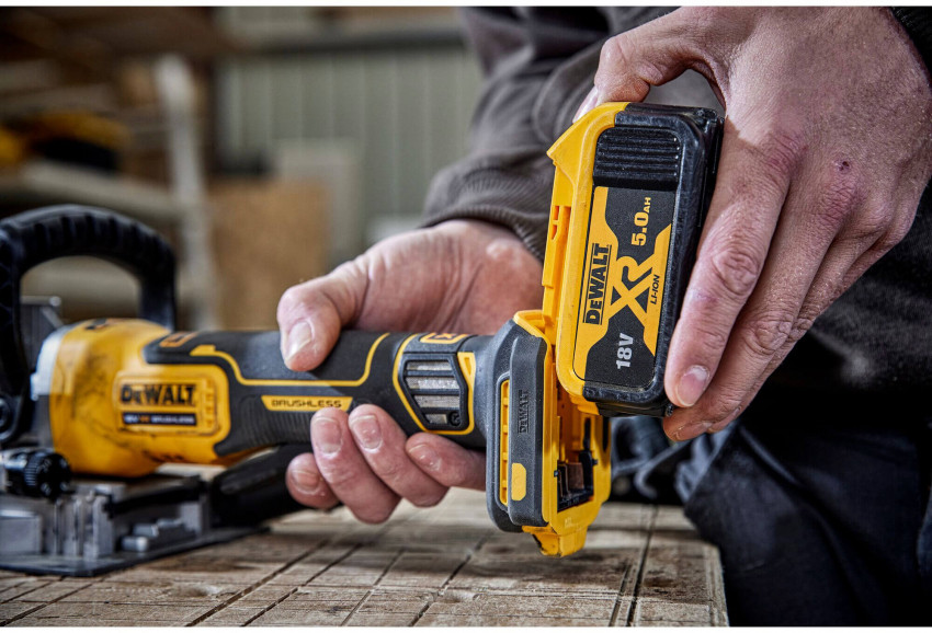 Фрезер акумуляторний безщітковий DeWALT DCW682P2-DCW682P2