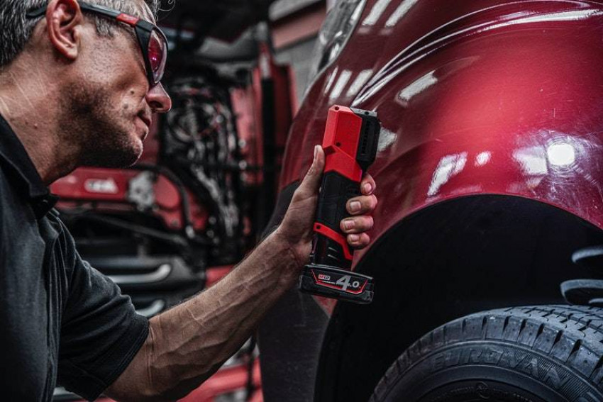 Акумуляторний ліхтар для підбору кольорів MILWAUKEE M12 CML-401-4933479366