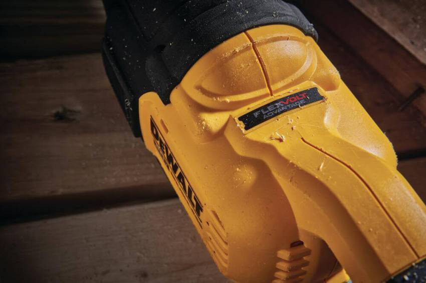 Пила шабельна акумуляторна DeWALT DCS386NT-DCS386NT