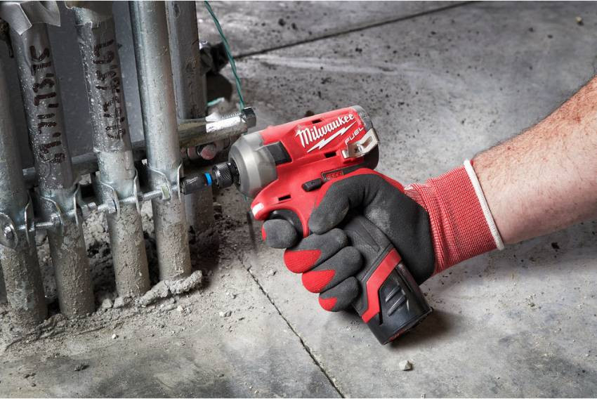 Гвинтоверт акумуляторний 1/4" HEX MILWAUKEE, M12 FQID-202X, 50Нм (зарядний пристрій, 2 акум.Х 2Ач, HDкейс)-4933464973